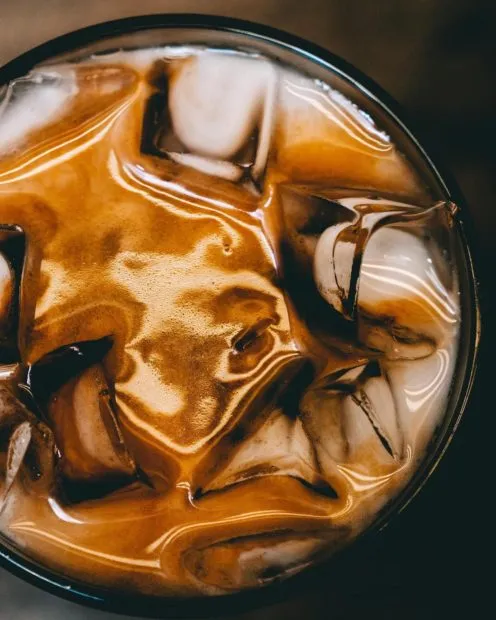 Café con hielo: Espresso in einem Glas mit Eiswürfeln
