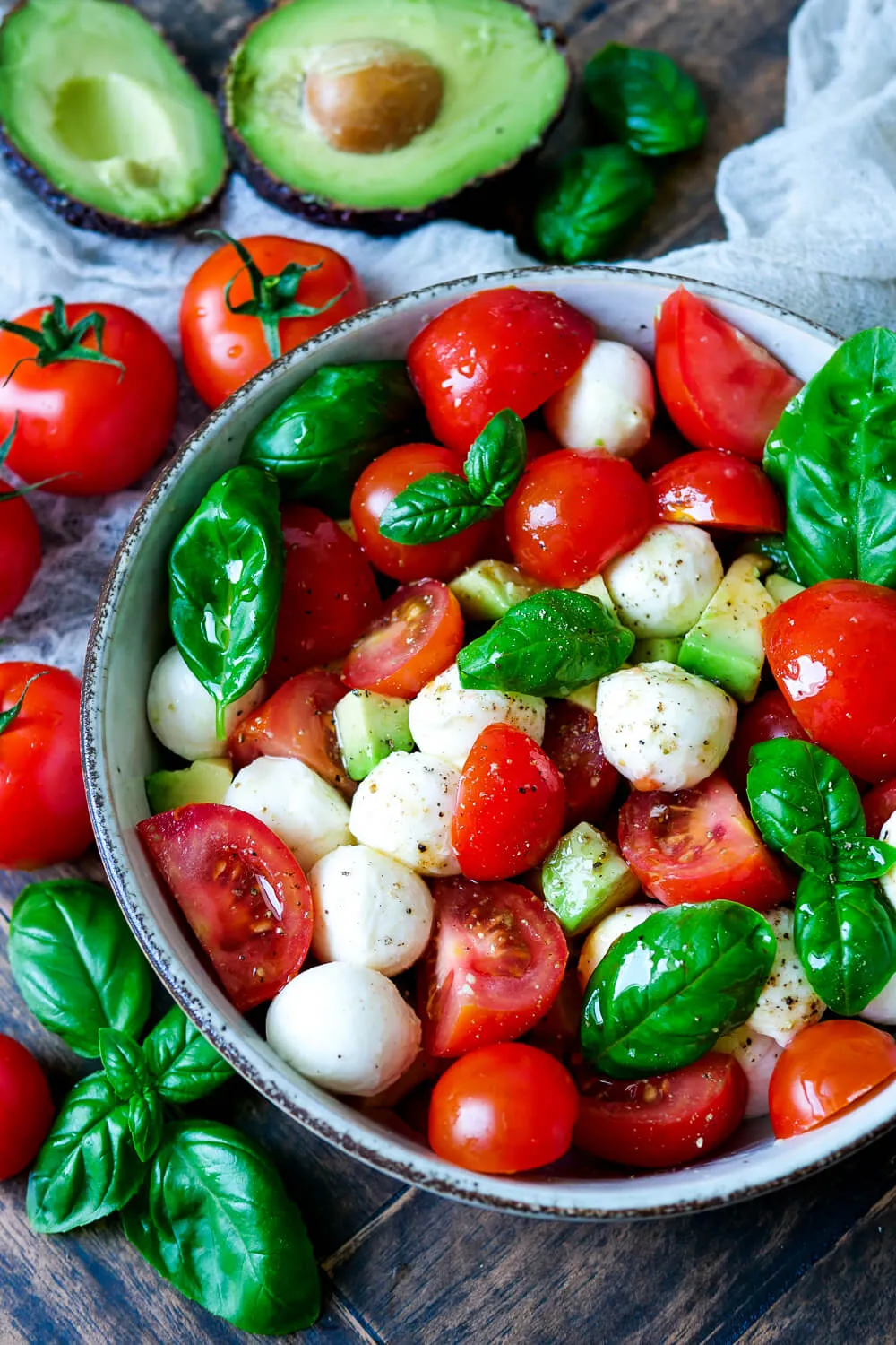 Caprese-Salat mit Tomaten, Mozzarella und Avocado in der Schüssel