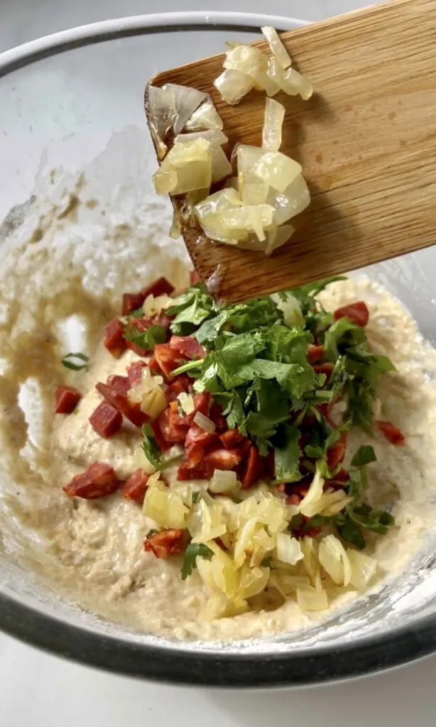 Capuns Teigmasse in einer Schüssel, bereit zum Füllen der Mangoldblätter.