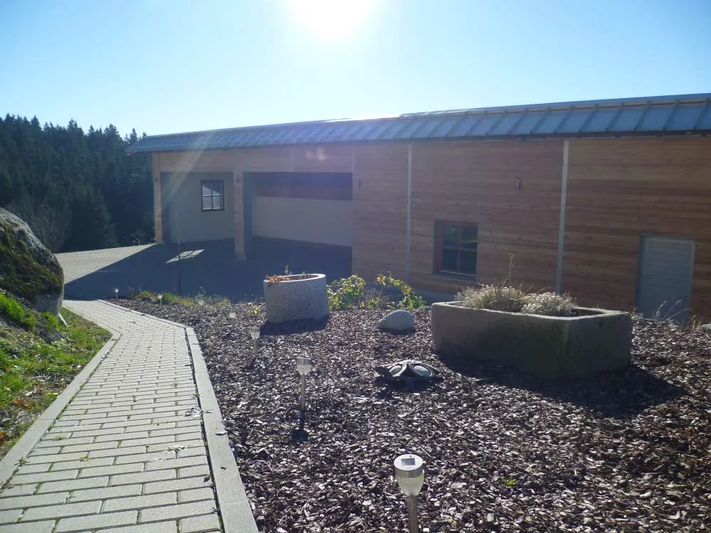 Carport am Berghaus Oberleitner für geschütztes Parken