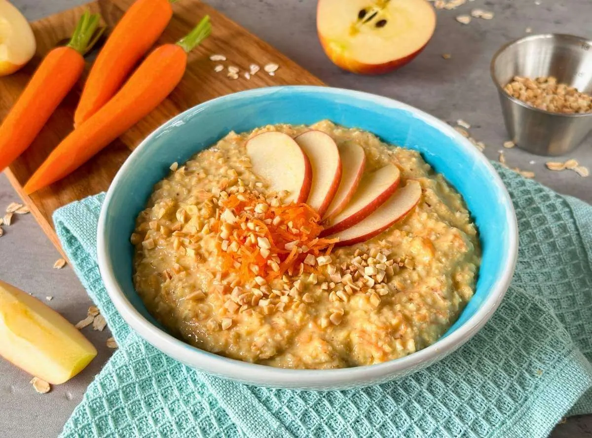 Carrot Cake Porridge mit geraspelter Möhre und Apfelstücken