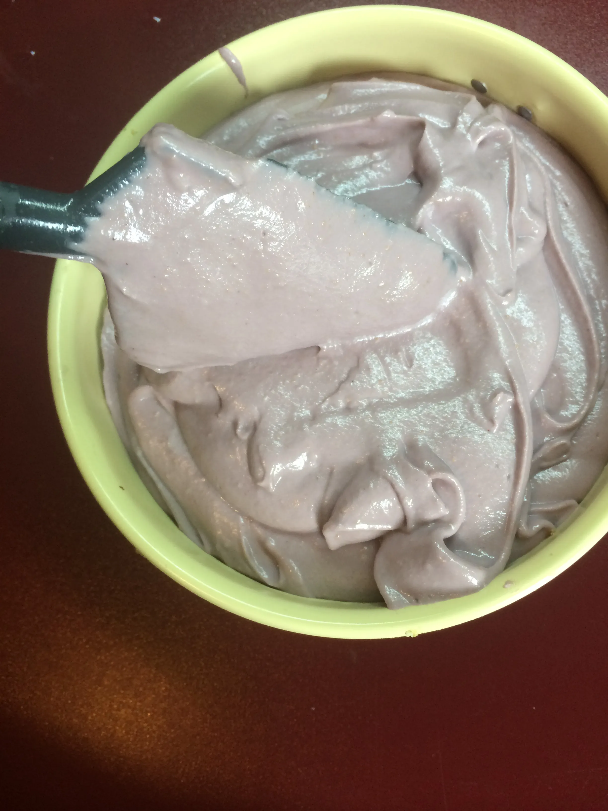 Cashew-Creme wird auf den Nussboden in der Springform gegossen