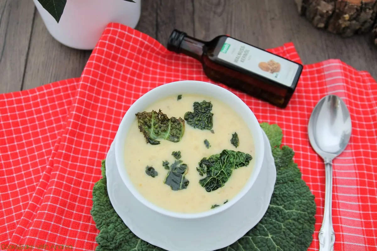 cb-with-andrea-veganes-weihnachtsmenue-vorspeise-steinpilzsuppe-mit-wirsingchips-rezept-www-candbwithandrea-com2