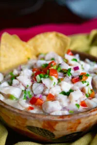 Ceviche mit knusprigen Tortilla-Chips als perfekte Beilage