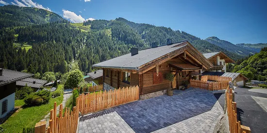 Chalet Dirndl &amp; Buam im Winter mit Schnee bedeckt