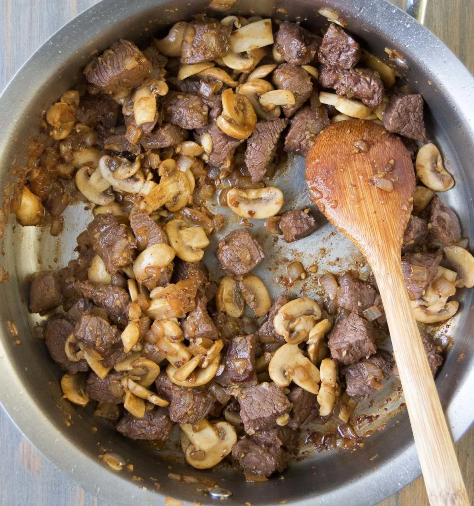 Champignons braten, bis sie weicher werden für das Stroganoff Rezept