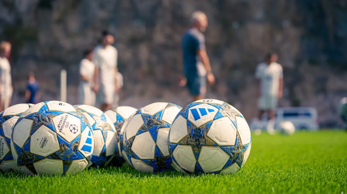 Champions League Ball vor dem Spielbeginn, symbolisiert den Wettbewerbsdruck unter Adi Hütter