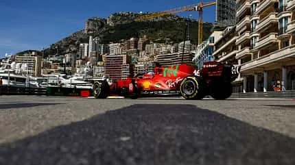 Charles Leclerc im Ferrari während des Formel 1 Monaco GP 2021 vor der Kulisse von Monte Carlo