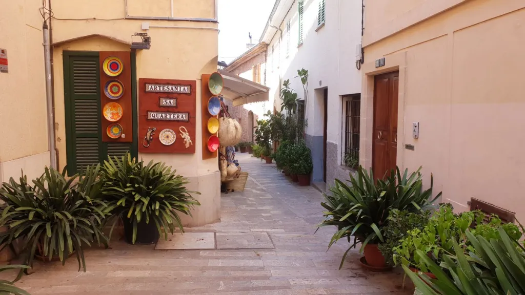 Charmante enge Gassen in der Altstadt von Alcúdia