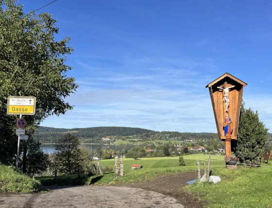 Charmante Gasse mit traditionellen Häusern entlang des Tegernseer Höhenwegs