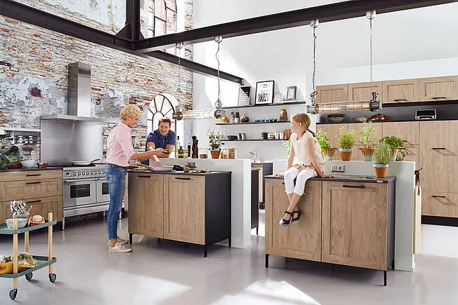 Charmante Landhausküche aus Massivholz im mediterranen Stil mit warmen Holztönen