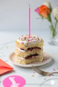 Charmantes kleines Geburtstagstörtchen, bereit zum Servieren