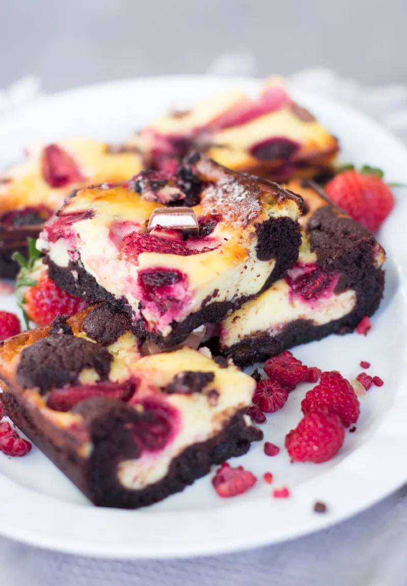 Cheesecake-Brownies mit Beeren und Kinderschokolade