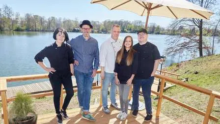 Chefkoch Pierre Plautz und sein engagiertes Küchenteam vom Wirtshaus am See Kahl präsentieren sich stolz vor der malerischen Kulisse des Großkrotzenburger Sees.