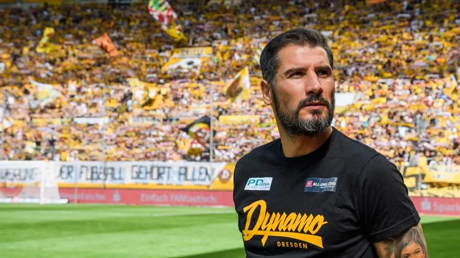 Cheftrainer Cristian Fiél an der Seitenlinie von Dynamo Dresden, eine Schlüsselfigur in der jüngsten sportlichen Entwicklung des Vereins und der Einführung eines neuen Spielstils.