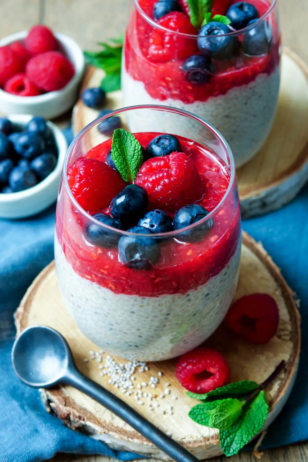 Chia-Pudding mit Fruchtmus und Sommerbeeren im Glas