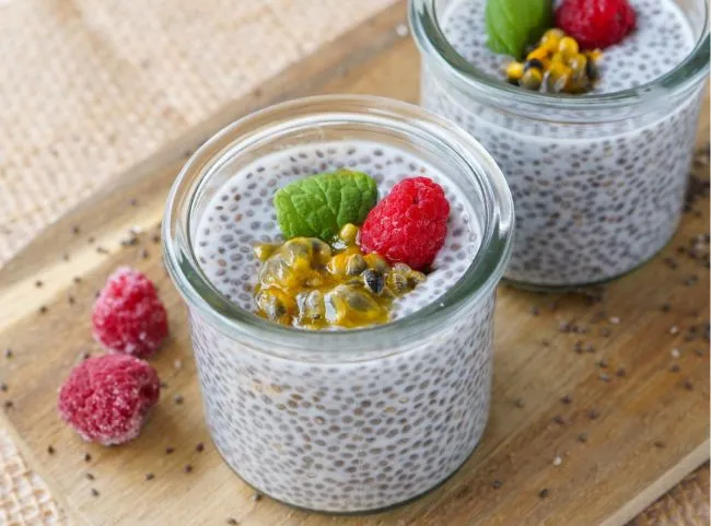 Chia Pudding mit Kokosmilch und frischen Beeren