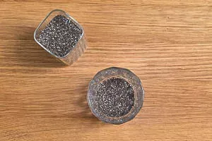 Chiasamen werden in ein hohes Glas gefüllt