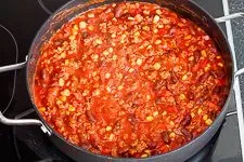 Chili con Carne köchelt im Topf vor sich hin
