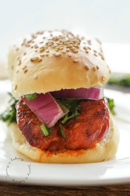 Choripán Hot Dog mit selbstgemachten Hot Dog Brötchen und Chimichurri