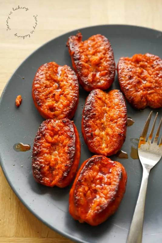 Chorizo-Würstchen, bereit für die Zubereitung des Choripán mit Hot Dog Brötchen