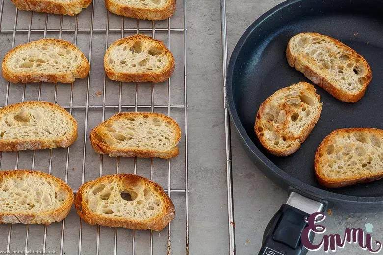 Ciabatta Brotscheiben werden in einer Pfanne ohne Öl angeröstet