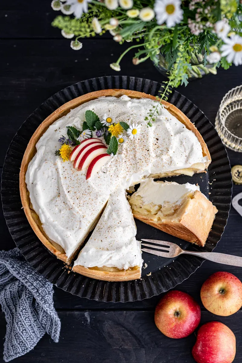 Cider-Apfelkuchen mit Sahne und Tonka