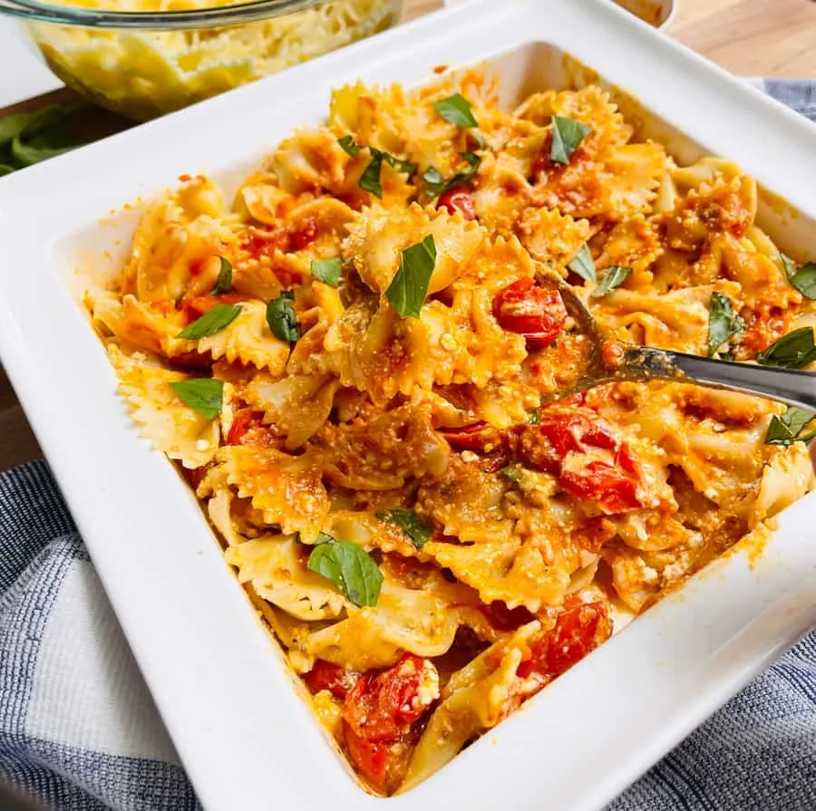 Close-up der cremig-würzigen One Pot Feta Pasta mit Kräutern