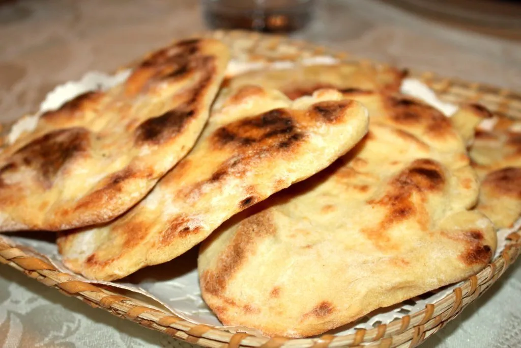 Close-up eines köstlichen Fladenbrots, das in der Pfanne brutzelt