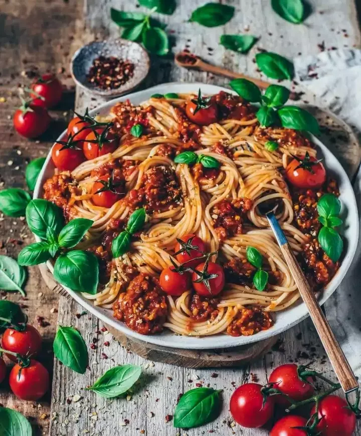 Close-up: Vegane Bolognese-Soße auf Spaghetti mit frischem Basilikum