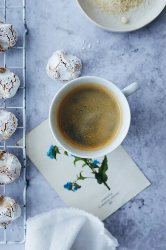 Close-up von weichen italienischen Mandelkeksen vor dem Backen