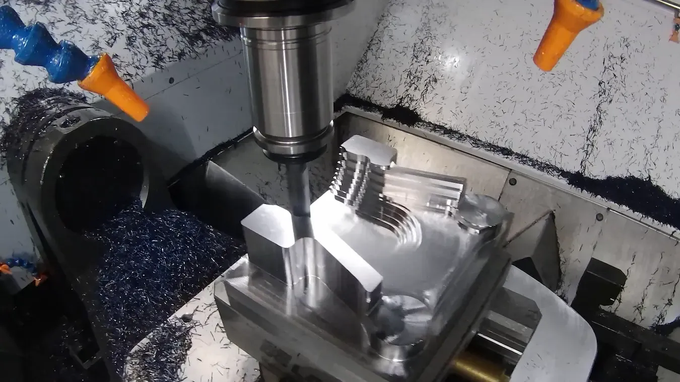 CNC-Maschine beim Hochgeschwindigkeitsschruppen mit SolidWorks iMachining