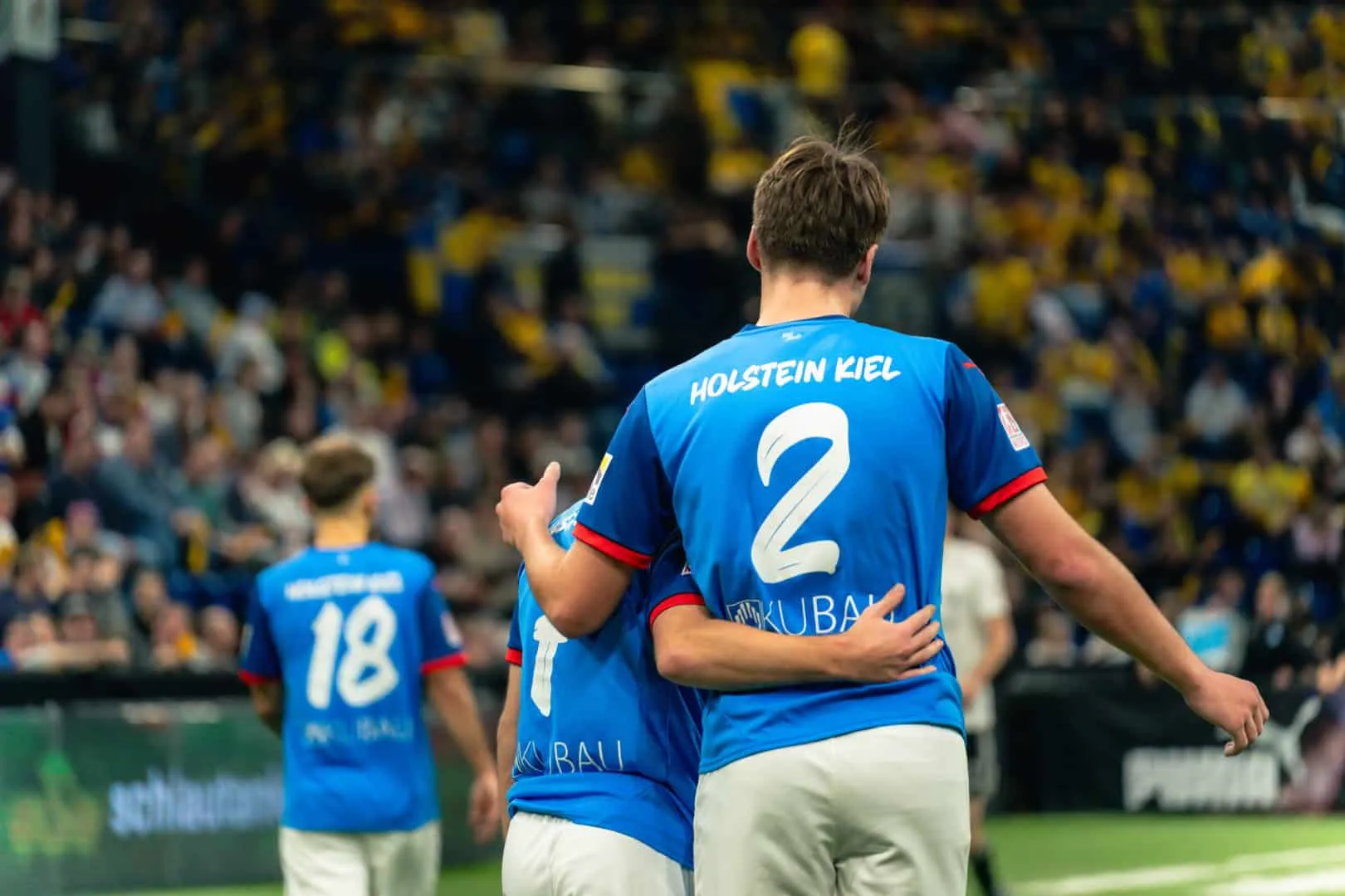 Coach Willi Weiße gibt Anweisungen an die Holstein Kiel U23-Mannschaft