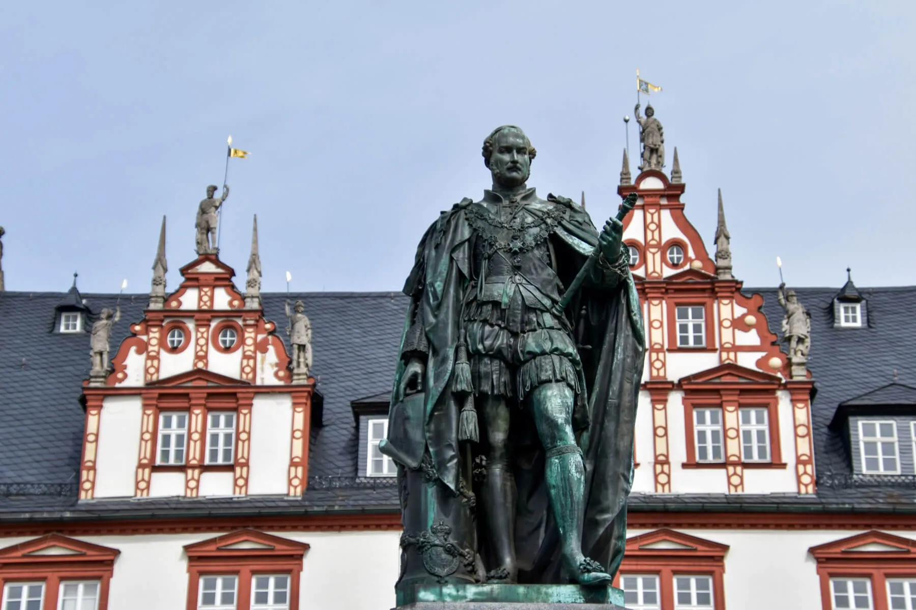 Coburger Marktplatz: Das Rathaus mit seiner prunkvollen Renaissance-Fassade und lebhaftem Treiben