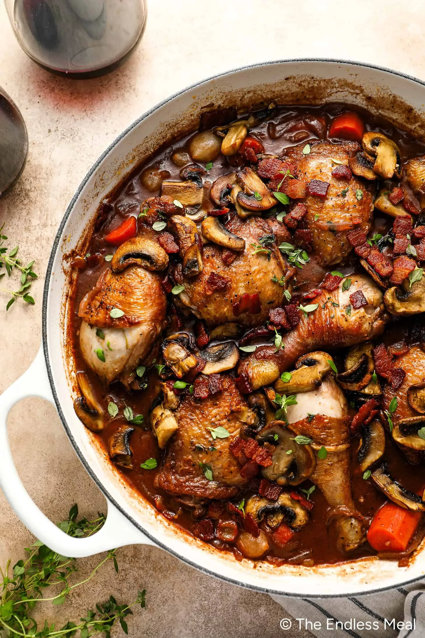 Coq au Vin in einem Topf auf dem Esstisch