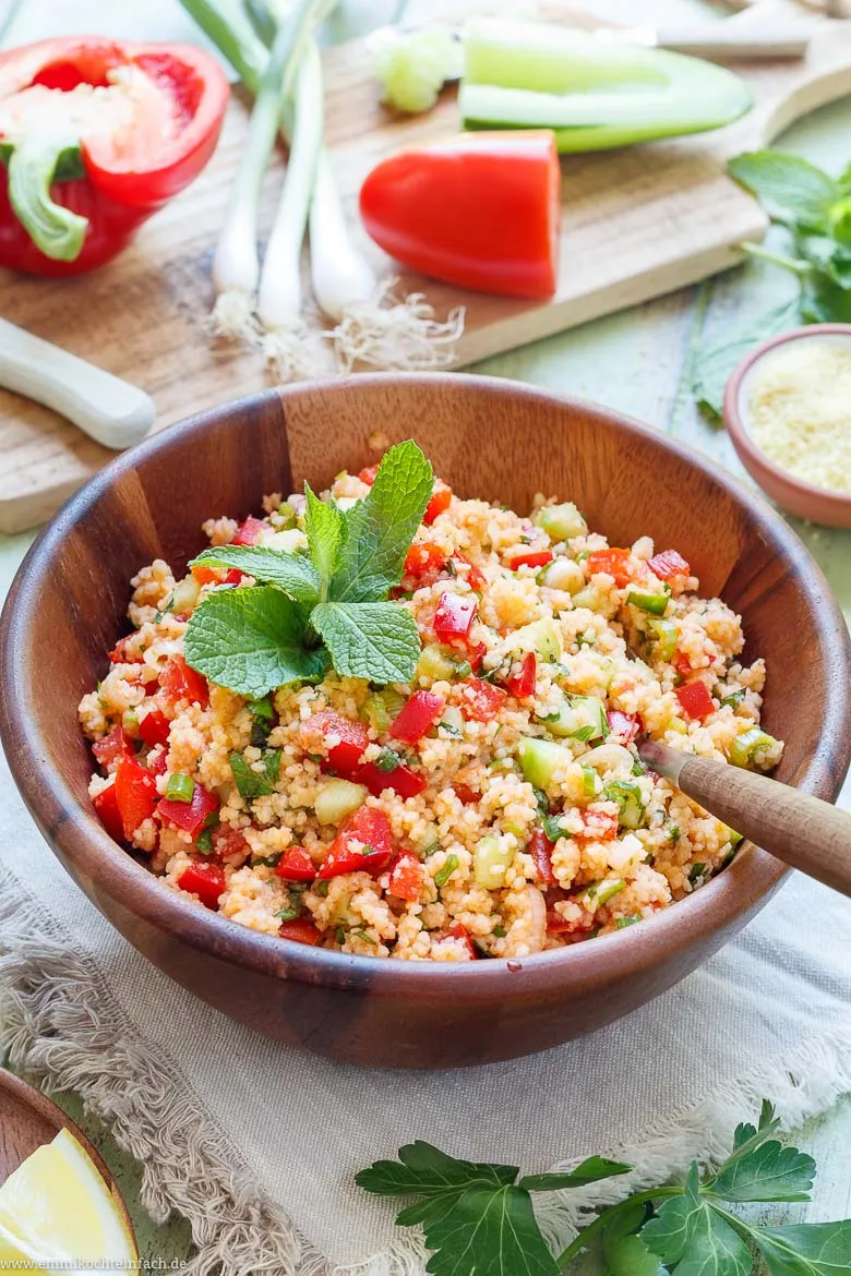 Couscous Salat mit frischem Gemüse in der Salatschüssel