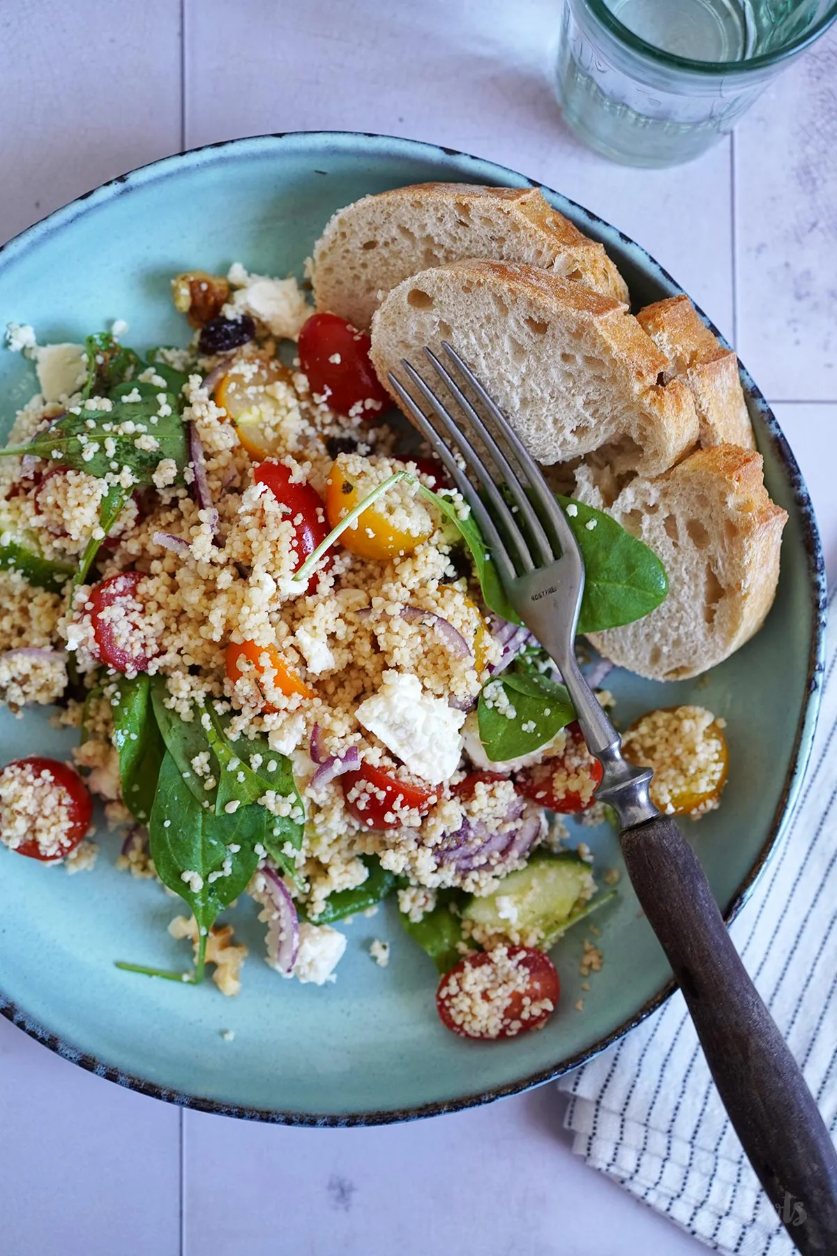 Couscous Salat mit frischen Tomaten, Gurken und Za'atar als leichtes Sommergericht
