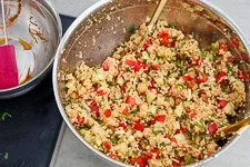 Couscous Salat Zutaten vermengen