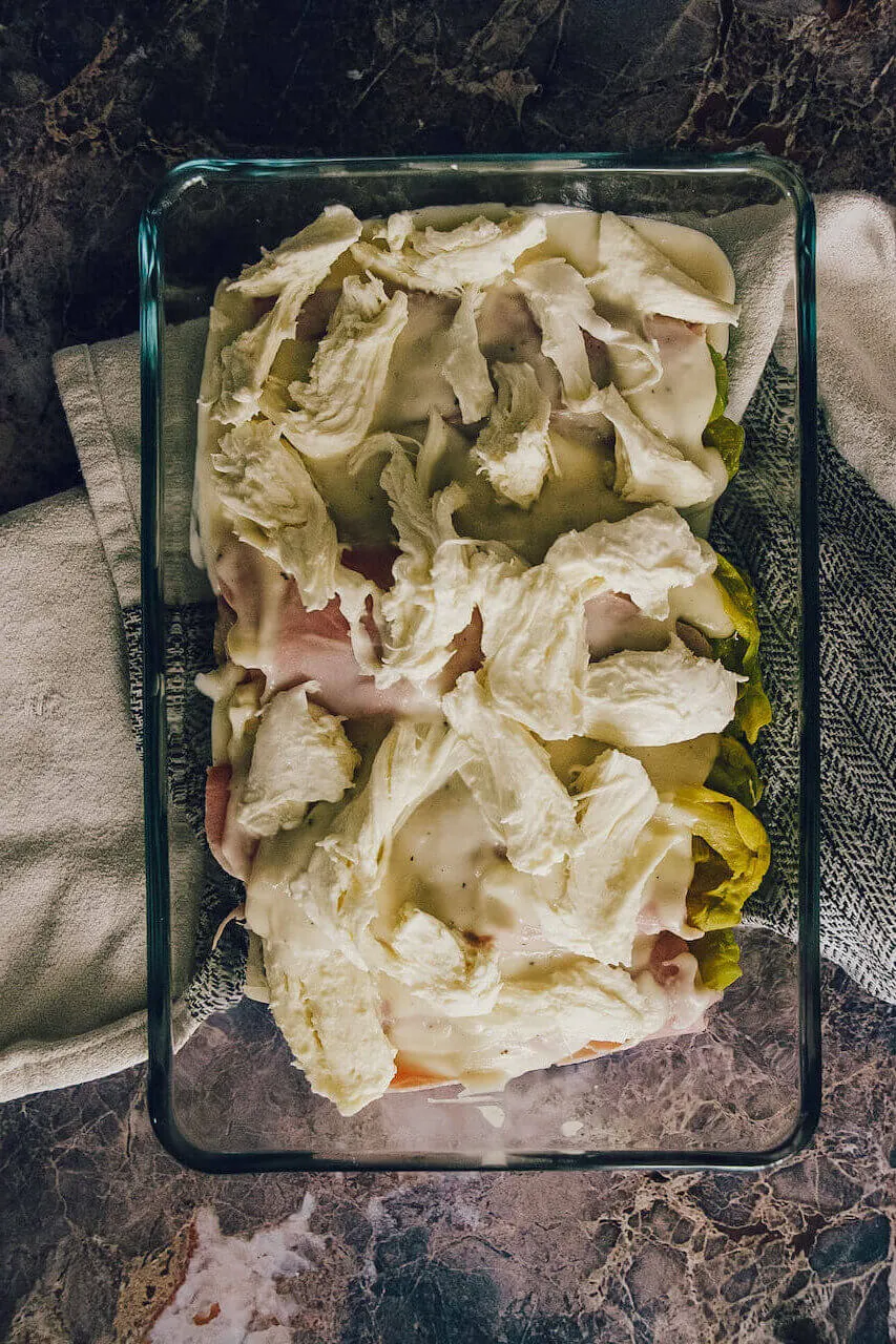 Cremige Béchamelsauce wird in einem Topf zubereitet.