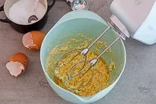 Cremige Butter wird mit zimmerwarmen Eiern und Gewürzen vermischt, der erste Schritt zu selbstgemachten Grießklößchen.