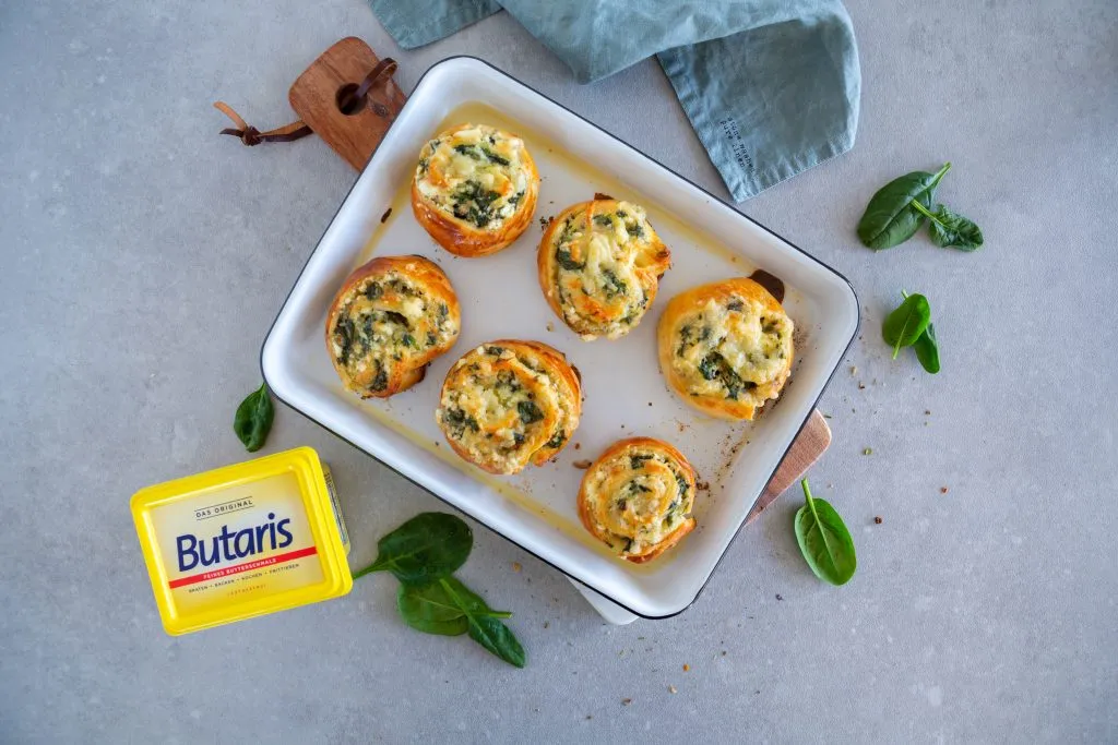 Cremige Feta-Spinat-Füllung in einer Schüssel, bereit zum Bestreichen des Pizzateigs für schnelle Rezepte