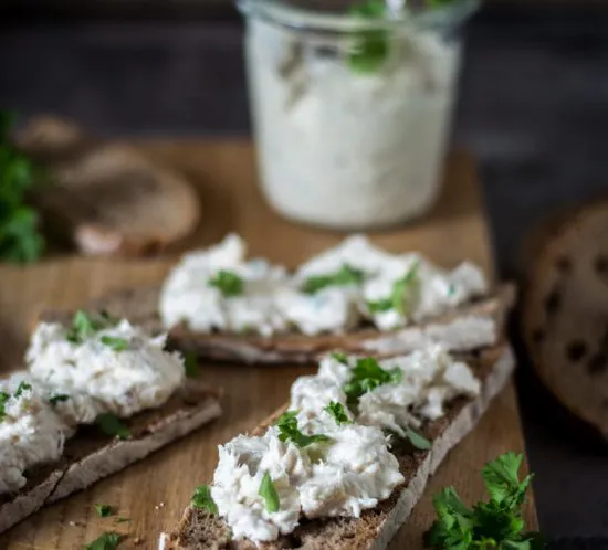 Cremige Forellencreme mit scharfem Meerrettich als Brotaufstrich
