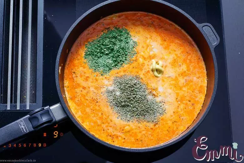 Cremige Hackfleischsoße für den Kartoffelauflauf zubereiten