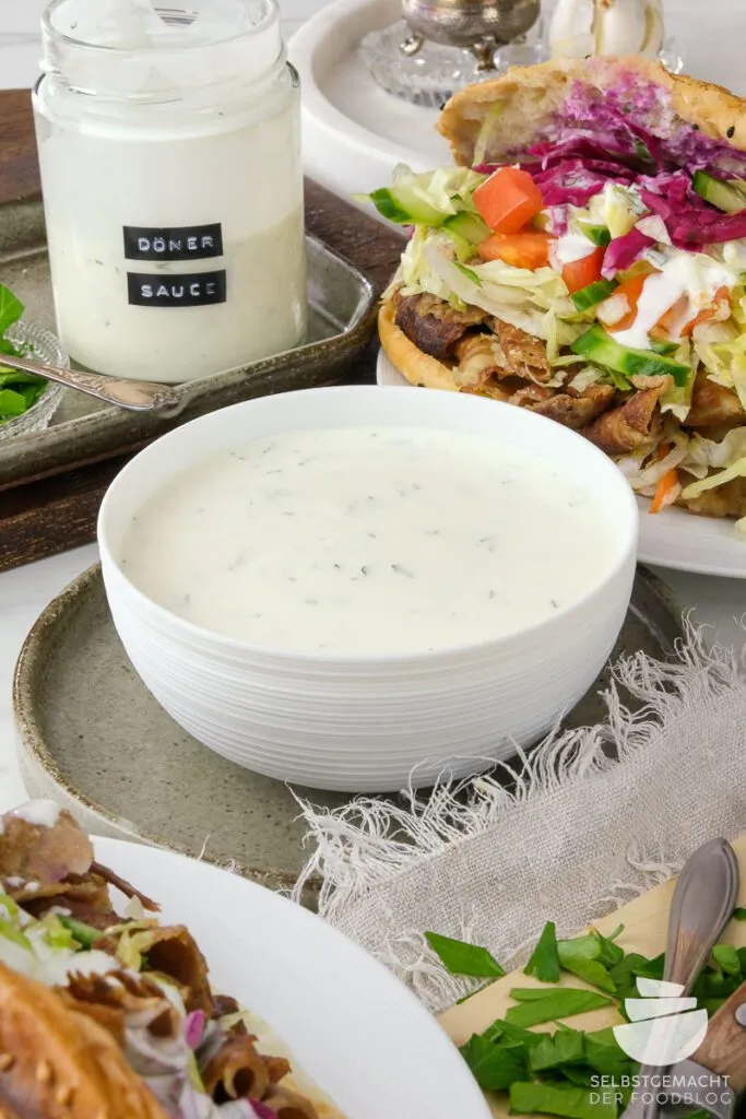 Cremige, hausgemachte Dönersoße in einer Glasschale, ideal für Döner Kebab.