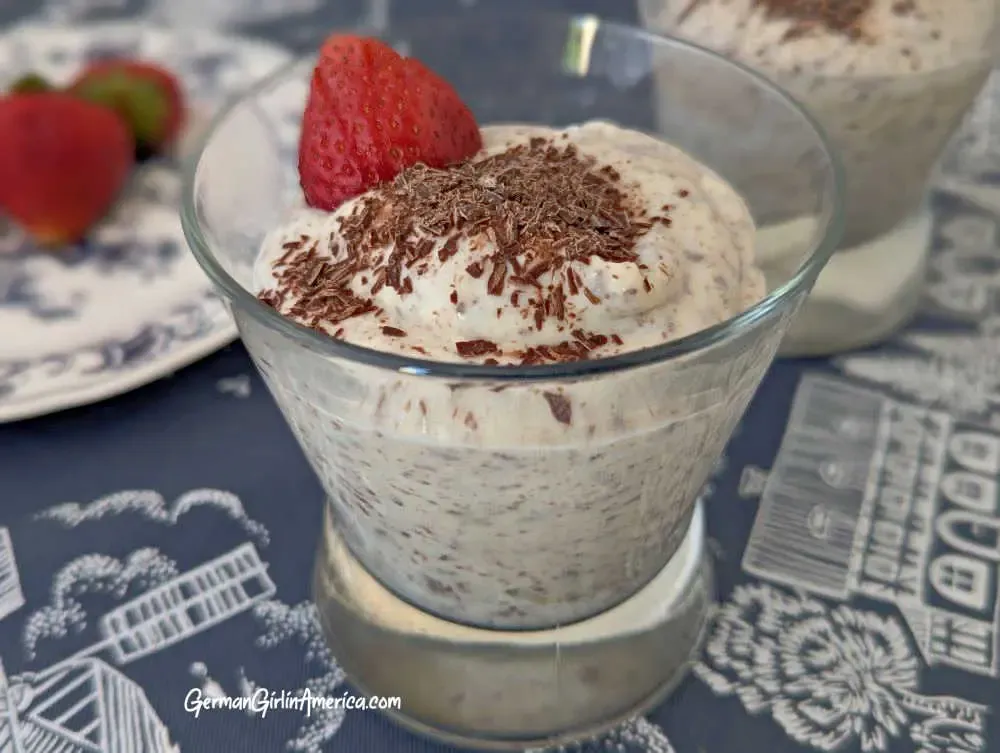 Cremige Herrencreme in einer Glasschale, ein traditioneller deutscher Nachtisch