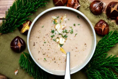 Cremige Maronensuppe mit frischem Thymian in einer rustikalen Schüssel