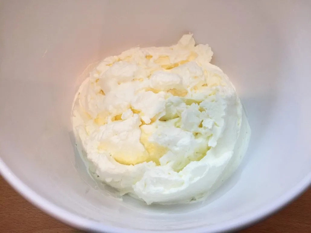 Cremige Mascarpone-Quark-Mischung für die Spekulatius-Torte