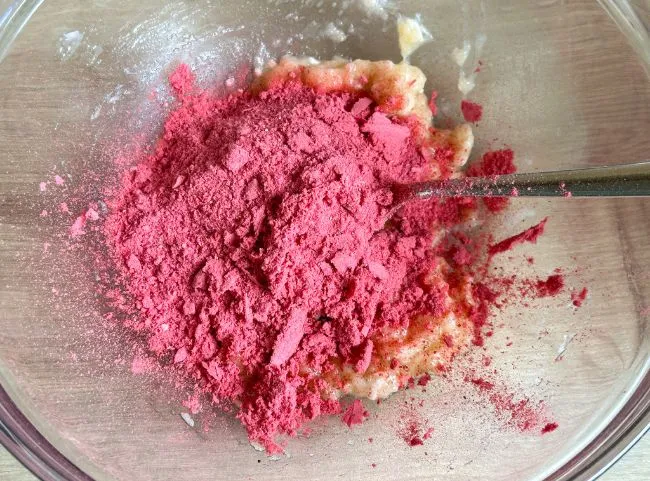 Cremige Mischung aus zerdrückter Banane und gefriergetrocknetem Erdbeerpulver für die fruchtige Tortencreme.