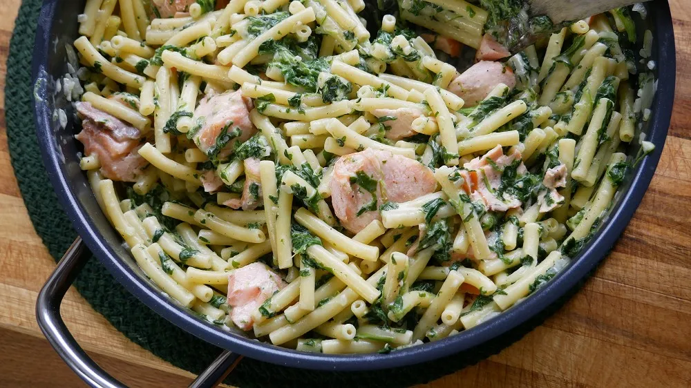 Cremige One Pot Pasta mit Lachs, Spinat und Nudeln in der Pfanne.