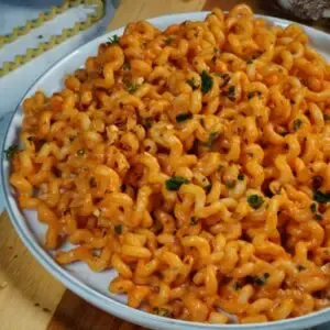 Cremige Pasta mit frischer Petersilie auf einem Teller, perfekt als schnelles Feierabendgericht
